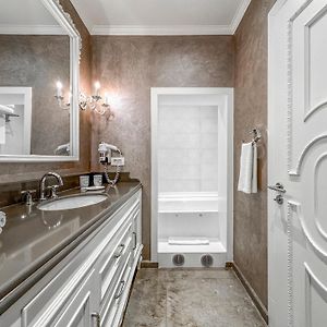 Private Suite Spa Bath